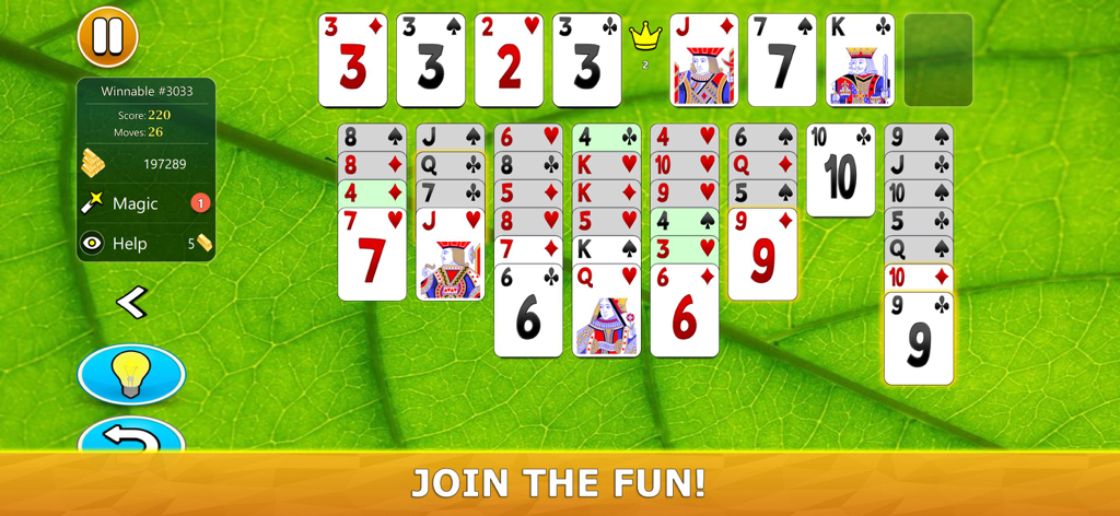 FreeCell Solitaire Mobile - Jugabilidad de FreeCell Solitario Móvil con un fondo de hoja verde y cartas de impresión grande en modo horizontal