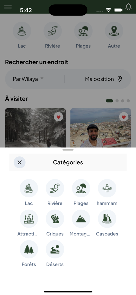 Duks Maps - Benutzeroberfläche der Duks Maps App mit einem Menü mit verschiedenen Reisekategorien wie Stränden, Bergen und Hammams zur Erkundung Algeriens.