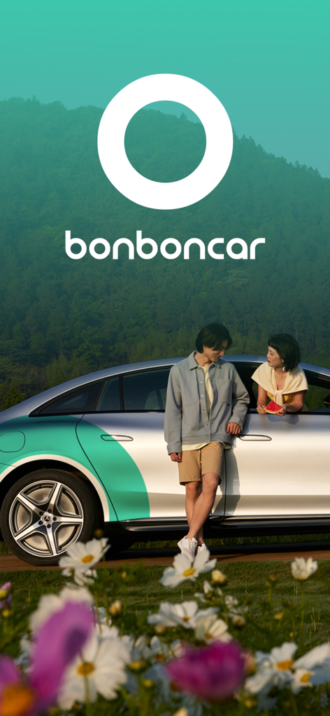 BonbonCar - Thuê xe tự lái - Un jeune couple appuyé sur une voiture de location moderne dans un paysage de montagne pittoresque avec le logo BonbonCar.