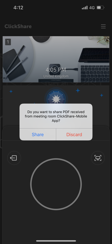 ClickShare-App-Oberfläche, die eine Popup-Aufforderung zum Teilen einer empfangenen PDF-Datei in einer Besprechungsraum-Umgebung anzeigt.