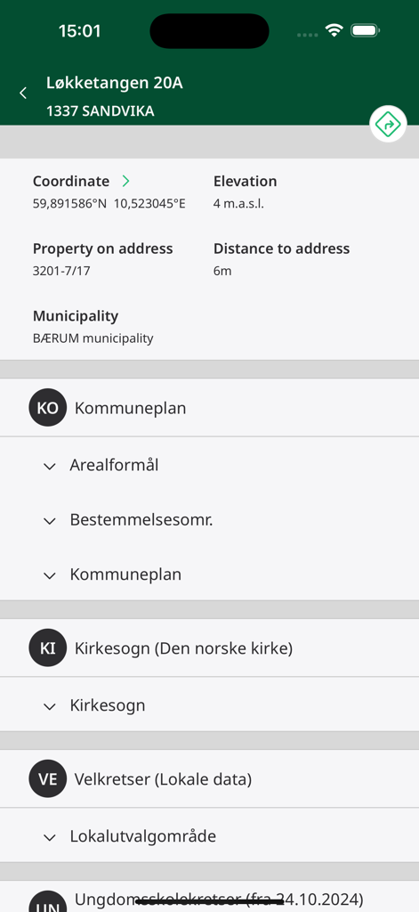 Pantalla de la aplicación móvil que muestra información detallada de la propiedad, incluidas coordenadas, elevación y planes municipales para una dirección en Noruega