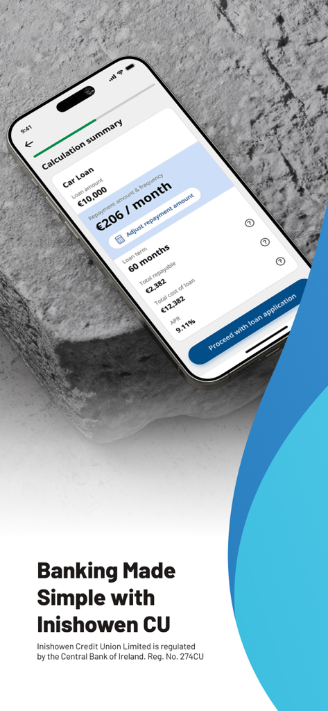 Teléfono inteligente que muestra un resumen de cálculo de préstamo de automóvil en la aplicación Inishowen Credit Union.