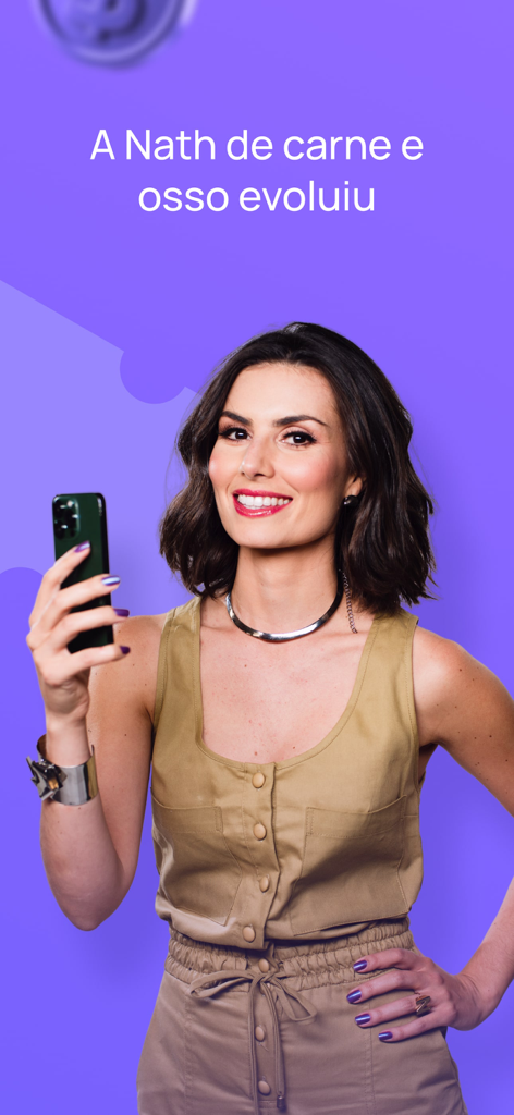 Nathalia Arcuri che tiene in mano uno smartphone su sfondo viola per l'app dell'assistente finanziario Nath.