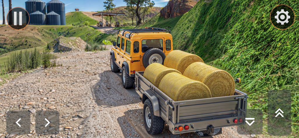 Crazy Jeep Drive Offroad Games - Un jeep todoterreno amarillo remolcando un remolque con fardos de heno por un sendero de montaña rocoso.