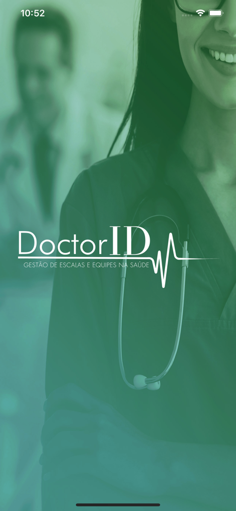 DoctorID App Startbildschirm mit medizinischem Fachpersonal in grüner Arbeitskleidung und dem Logo für Schichtmanagement