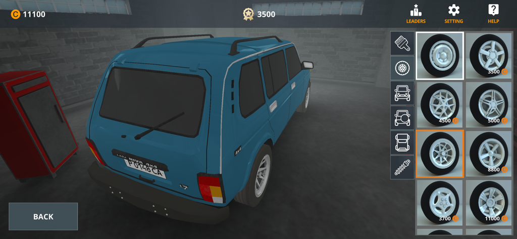 Forest Roads. Niva - Un SUV azul en el menú de personalización del garaje de Forest Roads Niva mostrando diferentes opciones de ruedas y llantas