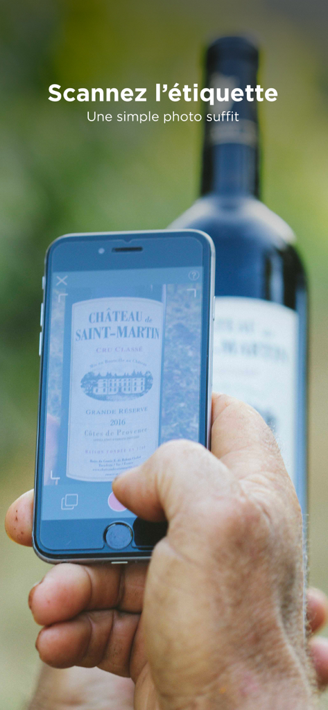 Uma pessoa usando o aplicativo TWIL em um smartphone para escanear o rótulo de uma garrafa de vinho