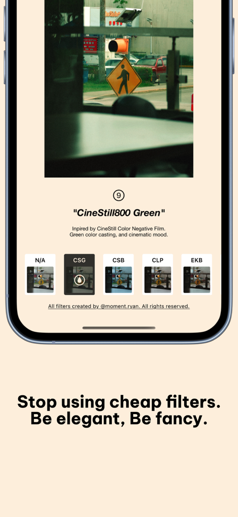 Negative - Film Look Filter. - Negativeアプリのインターフェースに、ストリート写真に適用されたCineStill800グリーンシネマティックフィルターが表示されています。
