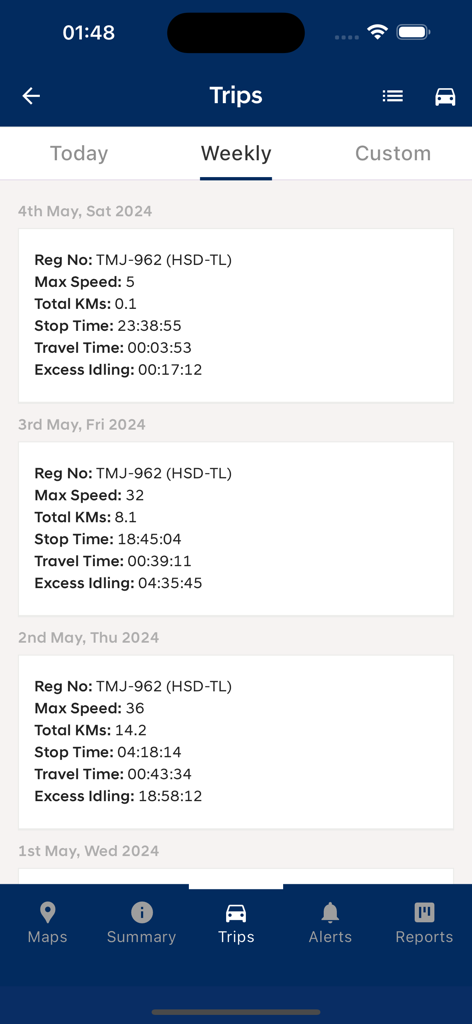 Ein mobiler Bildschirm mit wöchentlichen Fahrtenzusammenfassungen für ein Flottenfahrzeug, einschließlich gefahrener Kilometer und Leerlaufzeit.