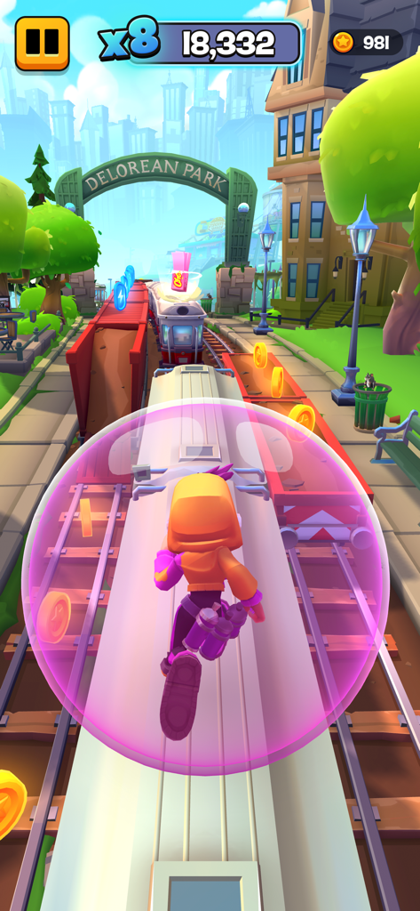 Un personaje corriendo en la cima de un tren con un escudo de chicle rosa en Subway Surfers City