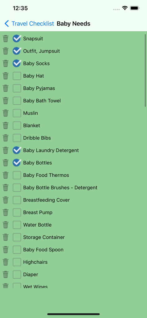 Una pantalla móvil que muestra una lista de verificación de viaje para necesidades de bebé con varios artículos marcados