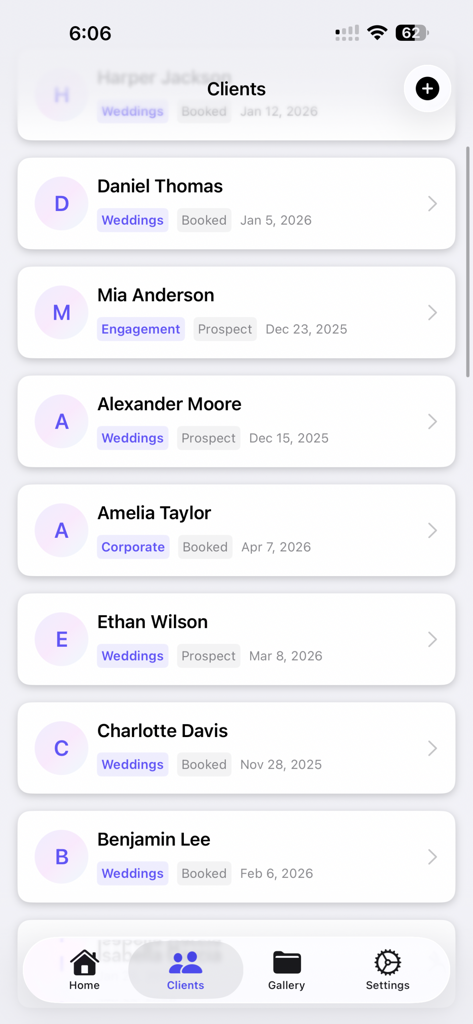 Studio CRM - Uma tela minimalista de lista de clientes no Studio CRM exibindo categorias de projetos e status de reserva para profissionais criativos