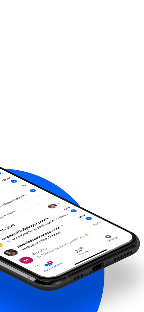 Um smartphone mostrando a interface do aplicativo móvel Tidio com uma lista de conversas ativas de clientes e consultas por e-mail.