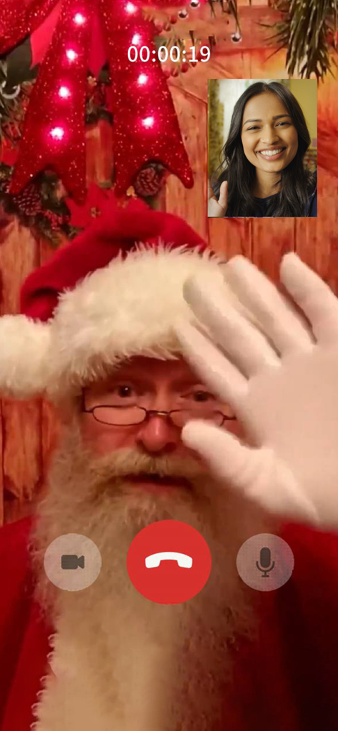 Interfaccia di una videochiamata simulata che mostra Babbo Natale che saluta una donna