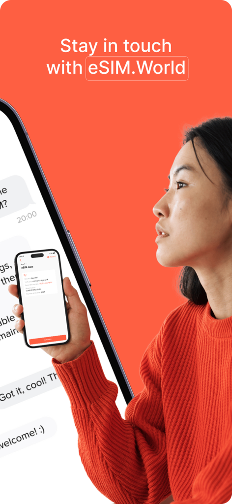 Una donna che tiene in mano un iPhone che mostra l'interfaccia dell'app eSIM.World per i piani dati internazionali.