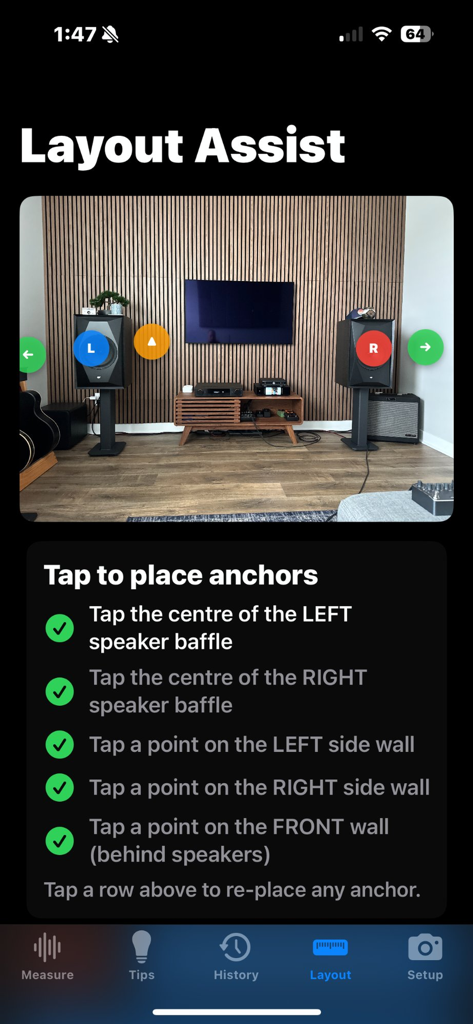 HiFi Setup: Bass & Speakers - Layout Assist-Oberfläche mit Lautsprecherplatzierungsankern in einem Wohnzimmer.