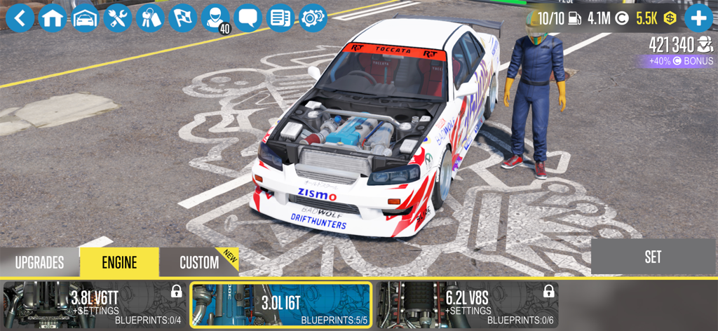 Menu de réglage des performances de CarX Drift Racing 2 montrant les options d'échange de moteur pour une voiture de drift personnalisée