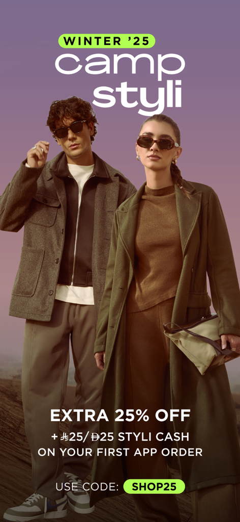 Homme et femme en manteaux d'hiver élégants promouvant une réduction pour l'application de shopping Styli