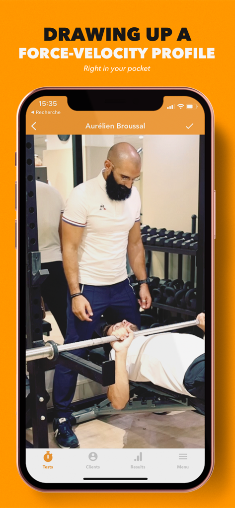 Pantalla de smartphone que muestra la interfaz de la aplicación Sport Science Test para crear un perfil de fuerza-velocidad mientras un atleta realiza un press de banca