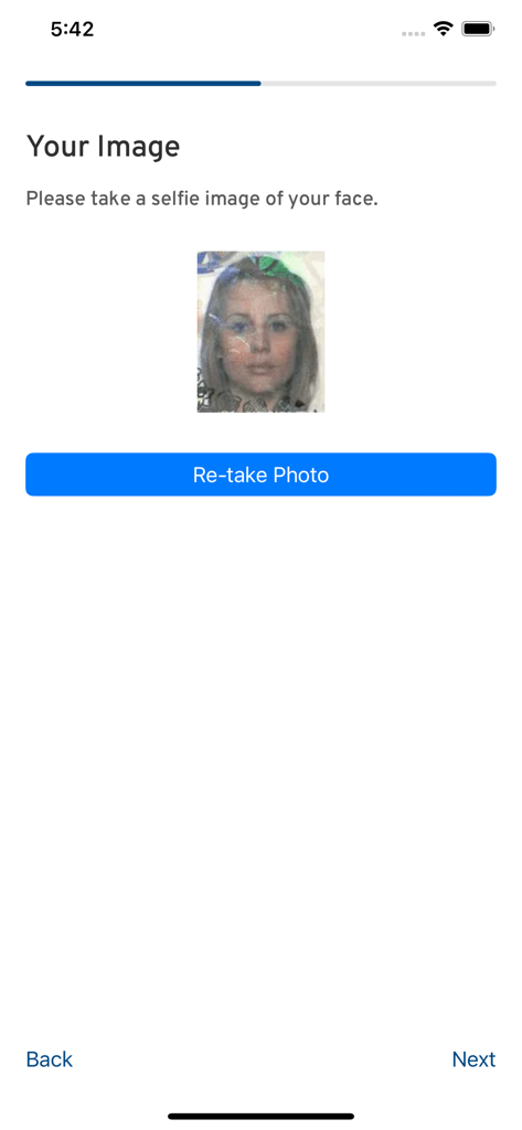 Experian Candidate RTW - キャプチャされたユーザー写真を示す、Experian Candidate RTWアプリのセルフィー確認ステップ。
