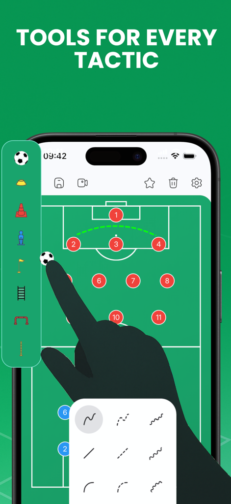 Interfaccia di un'app di tattiche calcistiche che mostra le posizioni dei giocatori e gli strumenti di attrezzatura per l'allenamento.