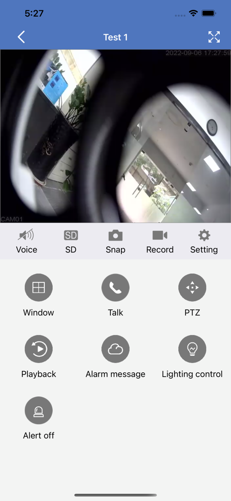 KDView mobile App-Oberfläche, die einen Live-Sicherheitskamera-Feed mit Fernbedienungstasten wie Sprechen, Aufnehmen und Lichtsteuerung anzeigt.