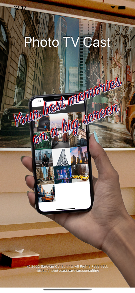 Una persona sosteniendo un iPhone para transmitir fotos personales en una pantalla de Smart TV grande