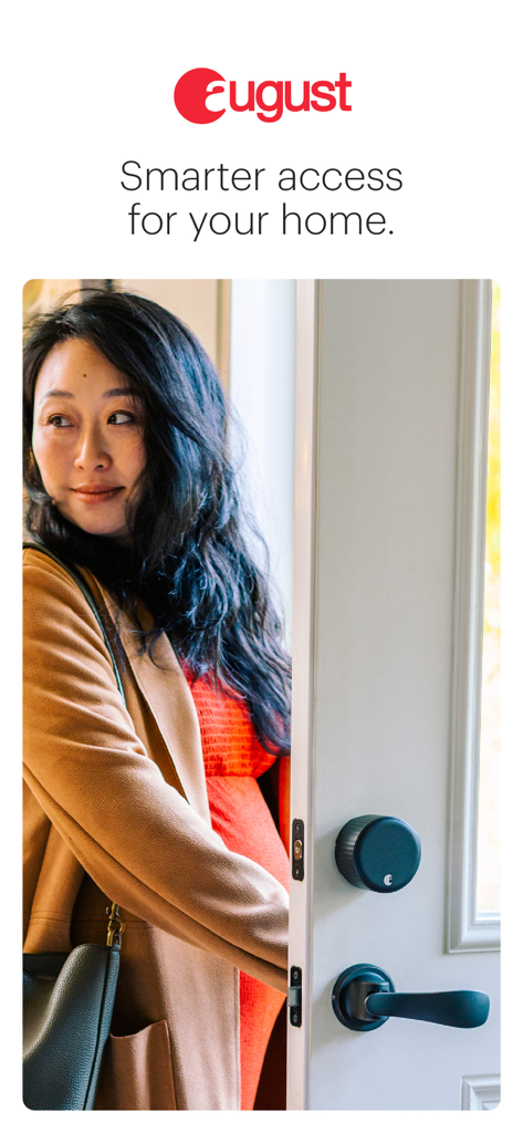 August Home - Eine Frau betritt ihr Zuhause, an dem ein August Smart Lock installiert ist.