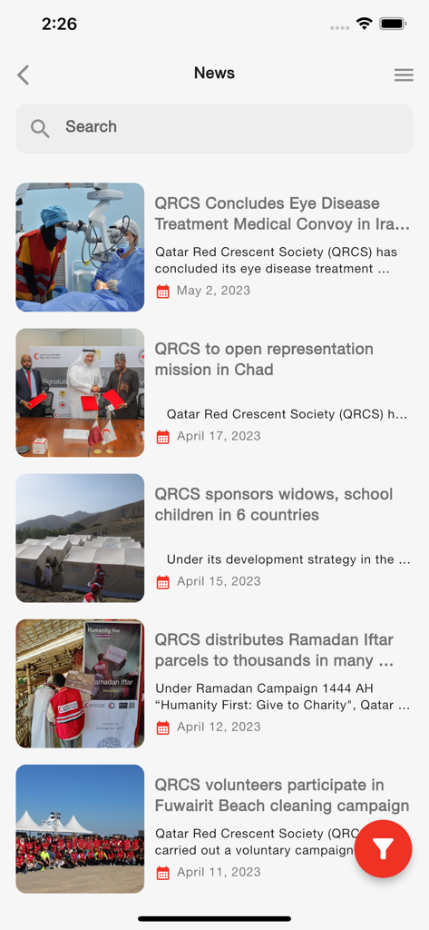 Screenshot des Nachrichtenbereichs in der QRCS-App, der verschiedene humanitäre Projektaktualisierungen und internationale Hilfsmissionen zeigt