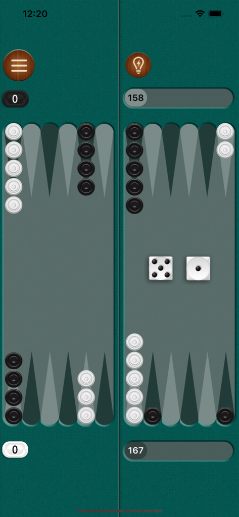 Vista de cima de um jogo de gamão em um tabuleiro de feltro verde com damas pretas e brancas e dados mostrando cinco e um.