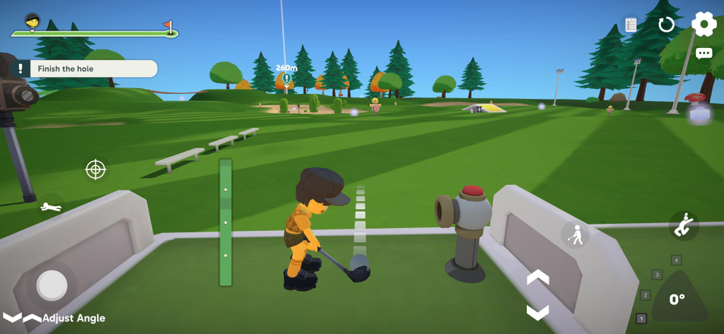 Super Battle Golf - Un personaje 3D con camisa y gorra amarillas preparándose para golpear una pelota de golf en un campo verde en el juego móvil Super Battle Golf.