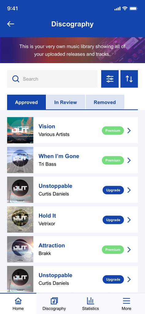 RouteNote - Pantalla de discografía de la aplicación RouteNote que muestra una lista de lanzamientos musicales con filtros para pistas aprobadas y en revisión