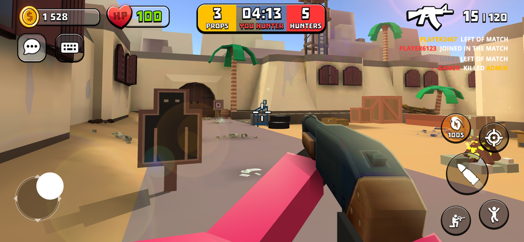 H.I.D.E. - Hide or Seek Online - Vista in prima persona di un cacciatore che impugna un fucile a pompa in una mappa desertica pixelata