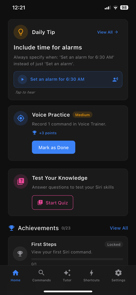 App For Siri Commands Tips - Panel de inicio de la aplicación Siri Commands Tips que presenta un consejo diario para alarmas, tareas de práctica de voz y logros del usuario.