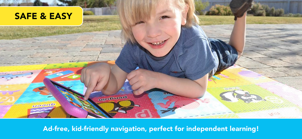 Un niño sonriendo mientras usa la aplicación Phonics Island en una tableta al aire libre