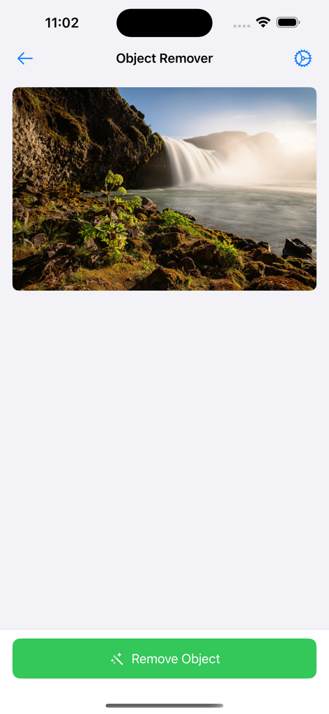 Object Remover by AIのモバイルアプリインターフェース。緑色のオブジェクト削除ボタンが表示された風景写真が表示されています。