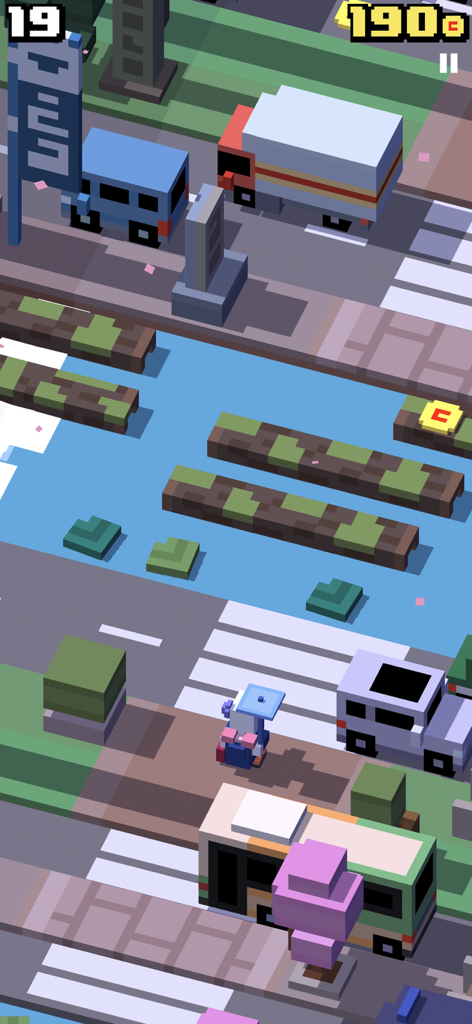 Un personaje de arte de vóxel en Crossy Road se prepara para cruzar una calle concurrida y un río con troncos flotantes