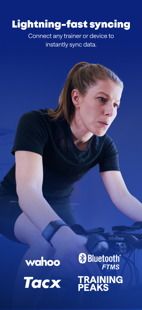 TrainingPeaks Virtual Cycling - Une femme s'entraînant à l'intérieur à l'aide de TrainingPeaks Virtual Cycling avec une synchronisation de données ultra-rapide
