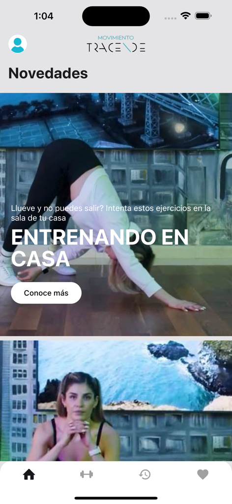 Interfaz de la app Tracende mostrando opciones de entrenamiento en casa con un instructor de yoga.
