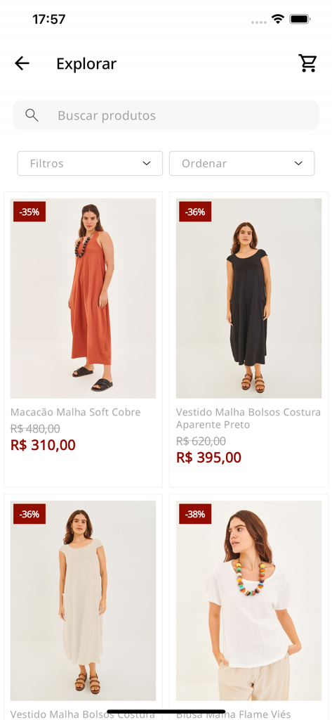 Una exhibición de vestidos y monos con etiquetas de descuento en la aplicación Papel Craft.