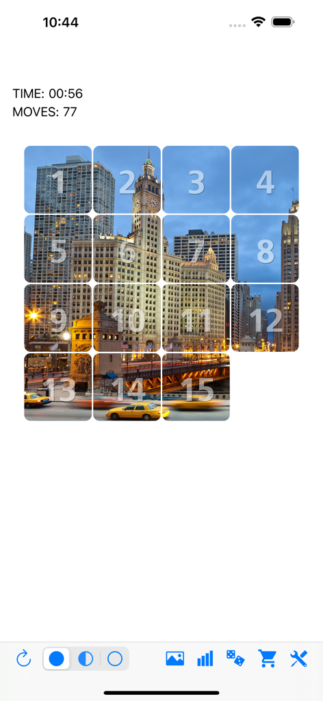 Fifteen sliding tiles puzzle - Juego del Rompecabezas de quince deslizantes con fondo de ciudad y contador de movimientos.