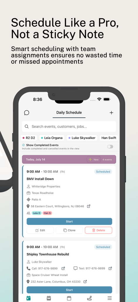 Plyer Electrician Field App - Pantalla de horario diario y asignación de trabajos en la aplicación de campo para electricistas Plyer que muestra nombres de técnicos y ubicaciones de trabajo