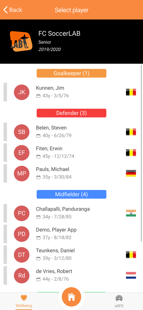 SoccerLAB Team - Interface of the SoccerLAB Team app showing a list of soccer players organized by their positions.