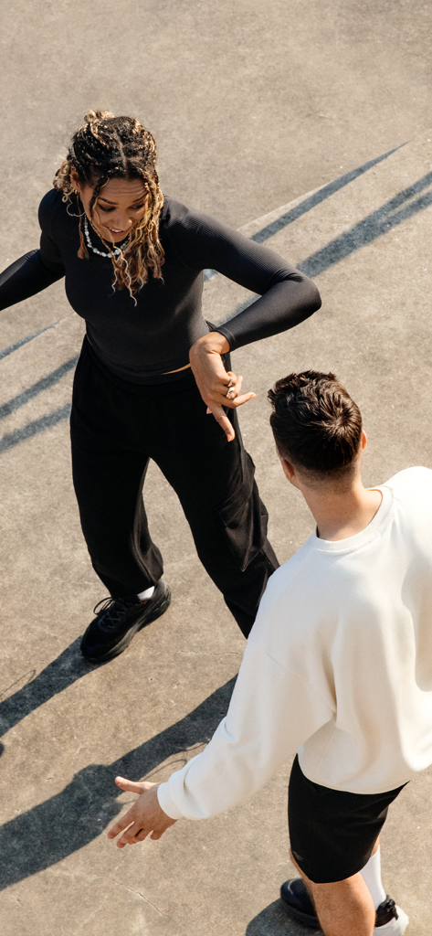 4F – sports fashion online - Un uomo e una donna vestiti con abbigliamento 4F sportstyle all'aperto.