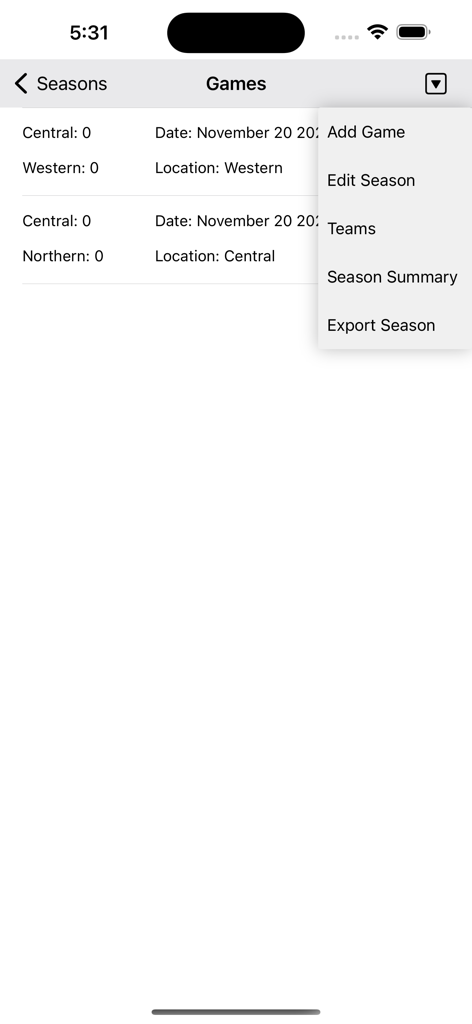 Un elenco di partite nell'app Statistiche sull'hockey su ghiaccio con un menu a discesa che mostra opzioni di gestione come Aggiungi Partita ed Esporta Stagione.