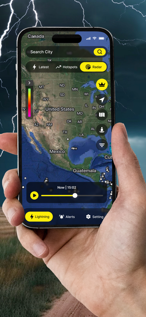 Uma pessoa segurando um smartphone mostrando um mapa de rastreador de radar de relâmpagos em tempo real sobre a América do Norte