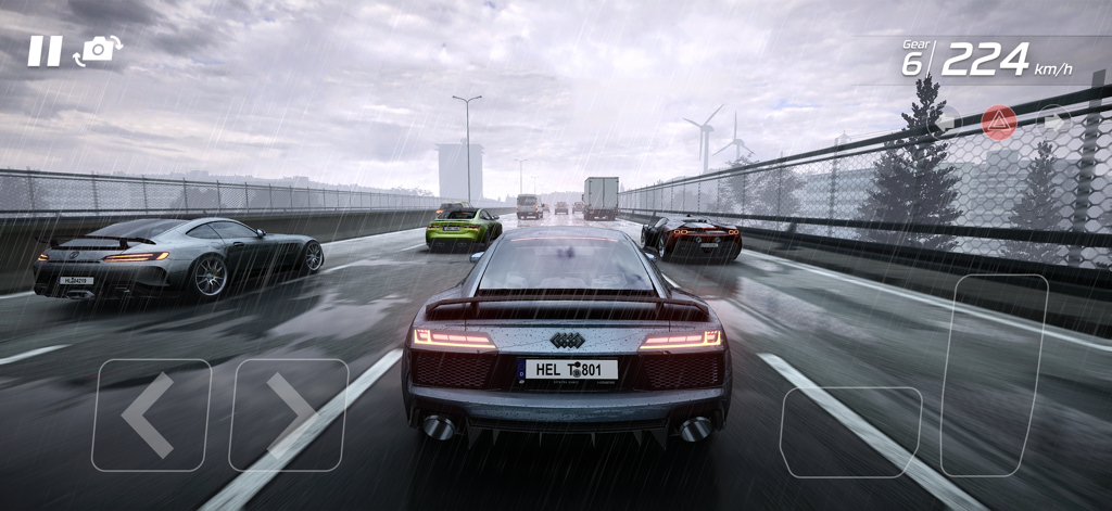 Highway Racer Proのゲームプレイ、雨の天気で交通の中をハイスピードで走行するスポーツカーを表示