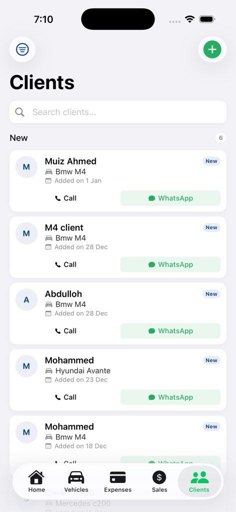 Car Dealer Tracker - Capture d'écran de l'écran de gestion des clients dans l'application Car Dealer Tracker affichant une liste de prospects avec les intérêts des véhicules et les boutons de contact.