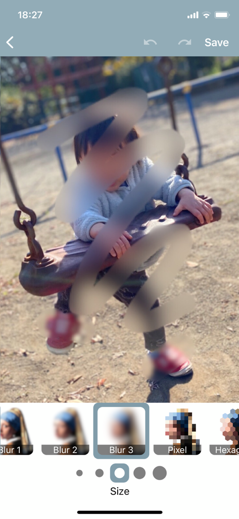 Blur Photo Editor: blur effect - Ein Benutzer wendet einen Weichzeichner-Effekt auf ein Foto eines Kindes auf einer Schaukel an, um dessen Privatsphäre zu schützen.