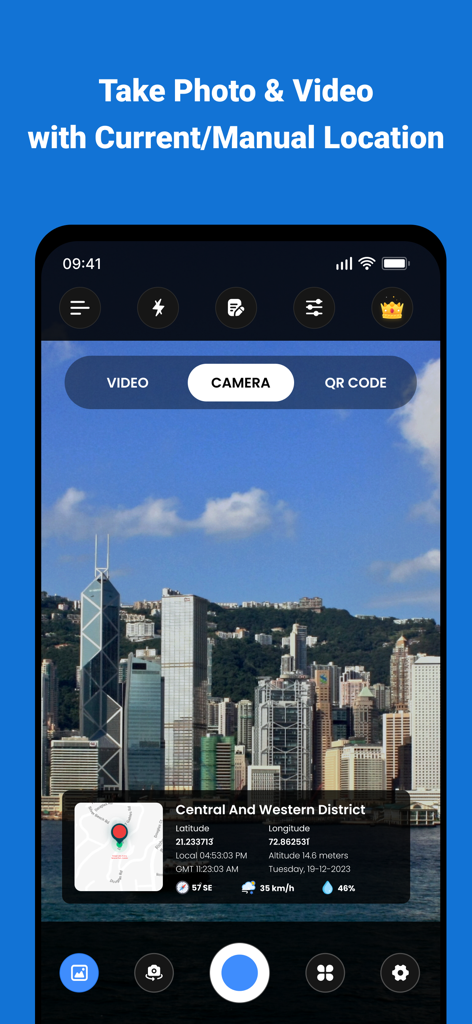 Interfaz de la aplicación GPS Map Camera mostrando una foto de la ciudad con un sello de ubicación y metadatos que incluyen coordenadas y clima